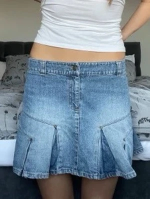 Jeanskjol - Blå snygg jeanskjol i storlek 36