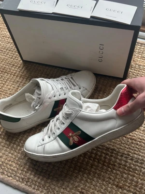 Gucci ace skor - Gucci ace skor | Storlek 45 | skick:8/10 | defekter:  små märken som syns på sulan | ingår: boxen (syns på bild) och Gucci kuverten (på bilden) priset går att diskutera|
