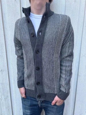 *Unik* Stickad Cardigan - En sjukt bekväm cardigan med en oerhört sällsynt design! Hör gärna av dig! 66 cm från axeln och ned 