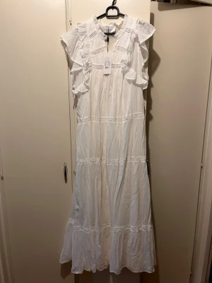 Neo Noir klänning strl 40  - Helt ny lång Neo Noir klänning i strl 40. Modell: Ankita S Voile Dress. Se alla bilder, jag är 160 cm lång för referens. Prislapp kvar. Nypris: 899kr. Material: bomull 