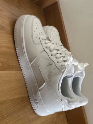 Nike Air force 1 - Säljer nu ett par tidlösa cleana skor | Från Nike | Storlek 43 | Använda ca 2 gånger | Skorna passar till allt och alla stilar | Nypris ca 1499kr