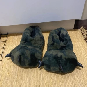 Tofflor - Tofflor i form av monster fötter