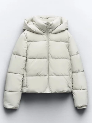 ZARA Cream Pufferjacka - Minimalistisk pufferjacka från ZARA i krämvit färg. Väldigt fint skick, sparsamt använd och utan fläckar eller skador. Varm men lätt, med huva och klassisk quiltad design – perfekt för höst och vinter. Enkel att styla till jeans, stickat eller över en hoodie för en stilren look.  Detaljer: • Märke: ZARA • Storlek: M • Färg: Krämvit • Passform: Regular • Skick: Mycket bra