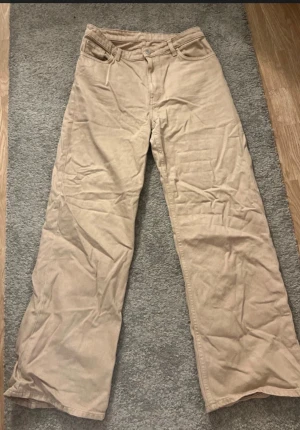 Jeans - Beigea mid jeans från Monki. Jeansstorlek 30