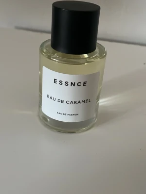ESSNCE Eau de Caramel Parfym - Modern Eau de Parfum från ESSNCE med namnet Eau de Caramel. Stilren flaska och enkel design som passar perfekt för dig som vill ha något unikt i din samling. Perfekt för dig som gillar trendiga dofter. Den är helt ny då jag fick dubbletter 
