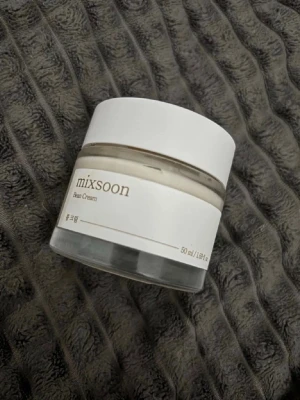 Mixsoon Bean Cream 50ml - Mixsoon Bean Cream är en ansiktskräm i en stilren, transparent burk med vitt lock. Krämen har en ljus, krämig konsistens och innehåller 50 ml. Perfekt för dig som vill ha återfuktande hudvård med koreansk touch.Advänd1 gång.