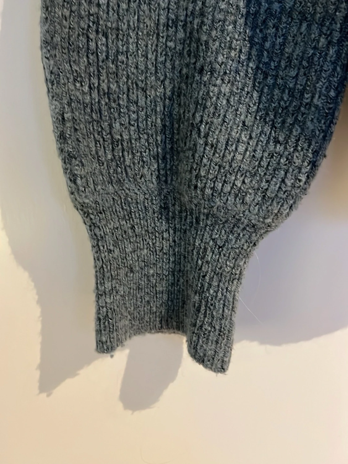 Stickad tröja med volangdetalj - 3