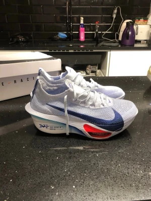 Nike löparskor - Nike ZoomX Vaporfly NEXT% storlek 42,5