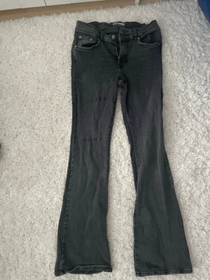 Grå bootcut jeans  - Snygga grå jeans från Gina tricot i storlek 36, raka ben som går ut i slutet. Bra skick 