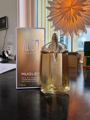 Alien goddess intense eau de parfum - Helt ny Alien goddess parfym i 60ml. Endast testad en gång men kommer inte till användning.