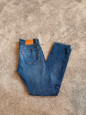 Levi’s 502 31x34 - Levi’s jeans i storlek 31x34! Modellen är 502, som är en lite tapered modell så den är lite vidare vid låren och avsmalnar vid benen. Sjukt snygg tvätt på dem så det ser lite vintage ut. | Midja: 42cm | Lår: 26cm | Ytterbenslängd: 105cm | Benöppning: 18cm | Nypris: 1149kr, mitt pris: 449kr. Skriv vid minsta fundering!