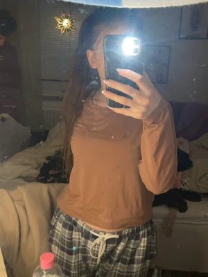 Brun långärmad tröja från Stronger - Säljer en brun långärmad tröja från Stronger i storlek small. Tröjan är croppad och har en enkel, clean design utan mönster. Tillverkad i mjuk och stretchig polyesterblandning som är skön att ha på sig. Perfekt till chill dagar eller träning.