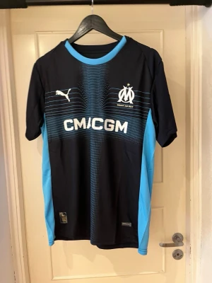 Marseille away kit 25/26 - Säljer denna snygga fotbollströjan från Puma och Olympique de Marseille i storlek M. Om du vill ha eget tryck och namn där bak hör av dig! MVH Moncliqué 🥂
