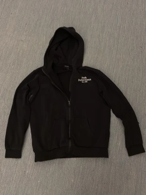 Peak performance zip hoodie - Säljer min peak performance zip hoodie som inte längre passar. Storlek 170≈xs. 