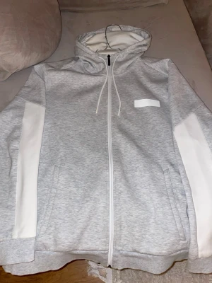 Hugo boss  - Hugo boss hoodie, Använd 2 gånger. Storlek XL, pris kan diskuteras vid snabb affär.
