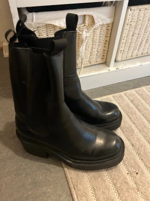 Boots - Dom passar ej mig längre och jag tycker också inte om dom dom är inte så använda och är fina priset kan diskuteras 🤍