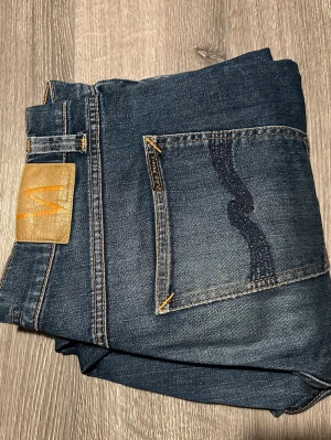 Mörkblå jeans från Nudie Jeans - Storlek 31/34, super bra skick! 