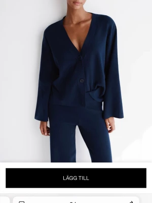 Finstickat mjukissett  - Finstickat marinblått mjukis sett från HM, helt oanvänd med prislapp kvar. Byxorna är för små därav att jag säljer det. Tröjan i S och byxorna i XS. Ordinarie pris 700