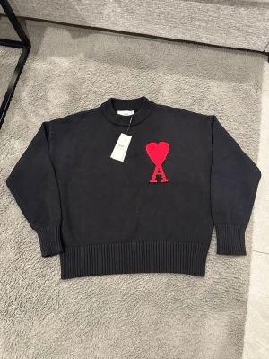 Ami Paris Tröja  - Säljer en väldigt fin svart stickad tröja från Ami Paris. Helt ny! Storlek är ungefär som S/M 