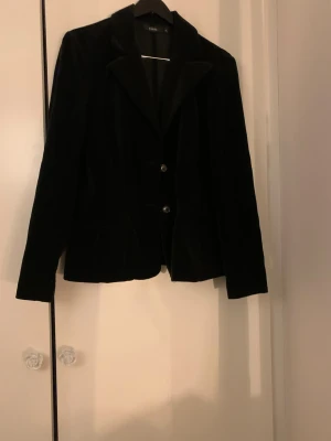 Svart sammetskavaj  - Snygg svart kavaj i mjuk sammet. Klassisk modell med bred krage och två knappar framtill. Storlek XL men jag har använt den som oversized kavaj (men är inte så oversized trotts att jag är xs/s) 