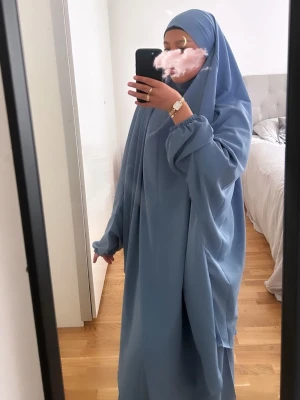 Blå jilbab - Säljer en two piece jilbab i en jätte fin blå färg, nyss skick!!