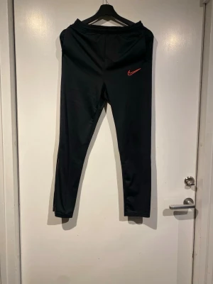 Nike träningsbyxor  - Hej, säljer nu dessa byxor  och är inget problem på. Hör av dig till mig om du är intresserad eller om du har frågor! Köp NU!