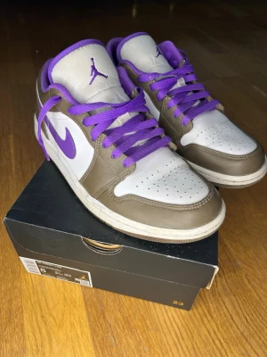 Jordan 1 Low  - Säljer ett par Jordan 1 lows i storlek 41. Använda ett par gånger men dem känns som nya.