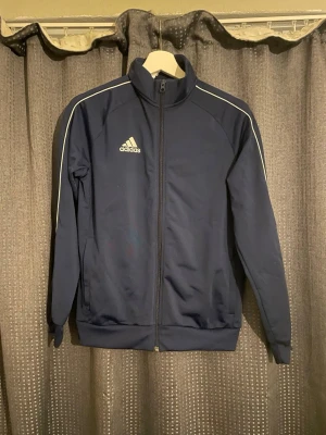 Adidas tröja  - Adidas tröja i storlek 13-14, aldrig används. 