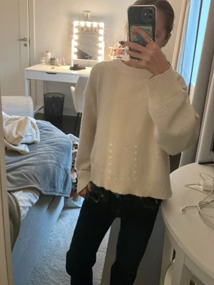 Vit stickad tröja med loose fit - Mysig vit stickad tröja från zara med oversized passform och breda ribbade muddar vid ärmslut och nederkant. Perfekt till jeans eller kjol för en chill och stilren look. Rund halsringning och långärmad modell.