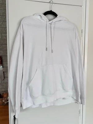 Vit hoodie från H&M, storlek S - Fin vit hoodie från H&M. Blivit lite nopprig på insidan (se sista bilden) men är utöver det fortfarande i bra skick! - Köper du innan kl 16:00 kan jag posta samma dag!