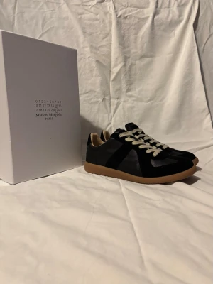 Maison margiela gats - Säljer nu ett par riktigt snygga Maison Margiela gats, dust bag och box ingår endast provade inomhus, storlek 42✅ 