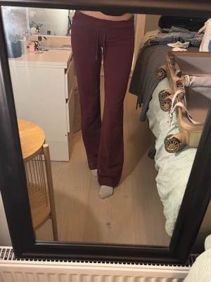 Vinröda mjukisbyxor  - Säljer ett par vinröda mjukisbyxor från lager 157