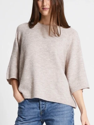 Beige stickad tröja med trekvartsärm - Säljer en beige stickad tröja med avslappnad passform och trekvartsärmar. Tröjan har rund halsringning och är gjord i ett mjukt material som passar perfekt till jeans. Enkel och stilren design.