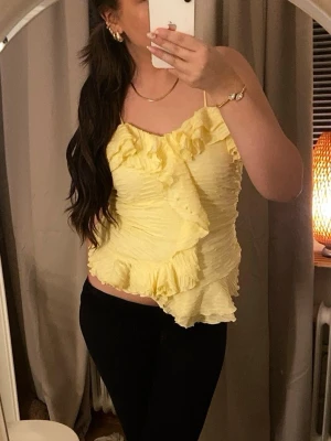 💛Gul volangtopp från Bik Bok!💛 - Supersöt smörgul linnetopp från Bik Bok med volangdetaljer och tunna axelband. Storlek xl men sitter som M