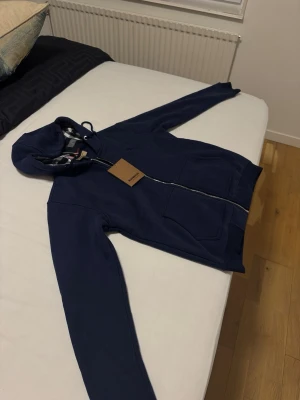 Burberry hoodie - Om du vill ha en clean stil men ändå inte frysa under vintern så vore detta något för dig, Du håller dig varm och den är skön, Går att ha med vilken stil som helst