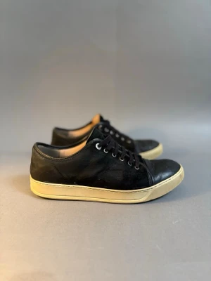 Lanvin skor  - Lanvins i fint skick utan glans ! , skorna i säg sitter som 43-42 UK 8 , mvh Restyle fashion ! Whitening cream på !!!!!!