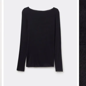 Svart långärmad topp från Intimissimi - En svart långärmad topp från Intimissimi i ultralätt material med kashmir. Enkel och stilren design med rund halsringning och mjuk känsla. Perfekt att styla lager på lager eller bära som den är. Nypris 489kr