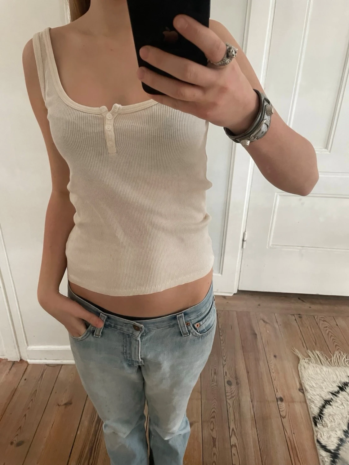 Ribbad beige linnetopp med knappar - 1