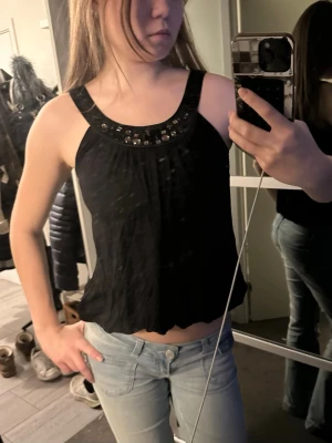 Svart topp med paljettdetaljer - Unik söt topp