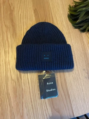 Ancne mössa mörkblå - Säljer denna mörkblå acne mössan som passar perfekt till de kallare vinterdagarna ❄️
