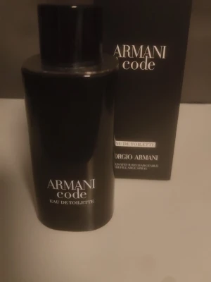 Armani Code EDT 105-110ml / 125ml - Stilren och populär doft från Armani. Eau de Toilette, 125 ml. Använd lite, ungefär 105-110ml kvar, riktigt nice doft. 