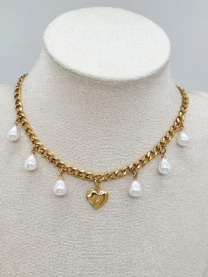 Handgjort halsband med pärlor och hjärta  - Material-rostfritt stål 316, 18K guldpläterat halsband.  Kedjetjocklek-5mm 