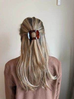 Platt brun hårklämma - Superfin trendig hårklämma, från Molli i färgen brun. Klämman är 8cm och är helt ny och oanvänd🤎 Finns även i färgerna svart och vitt i min profil!