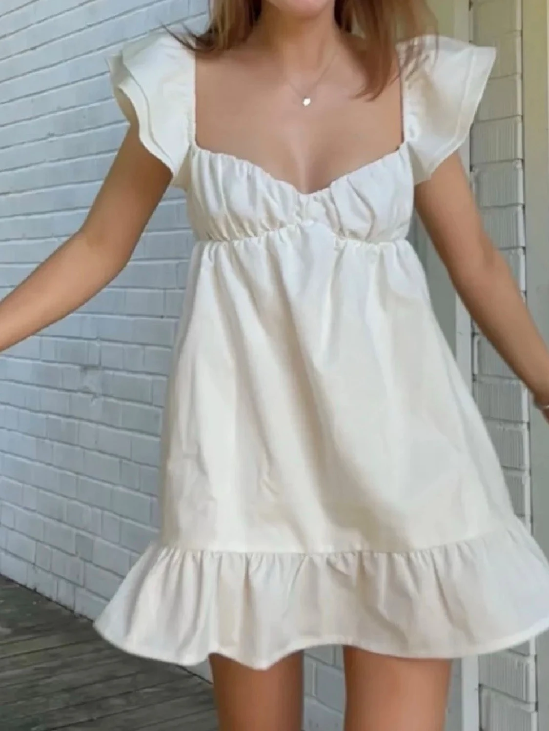 Perfekt studentklänning/ Vit miniklänning med volang - 1