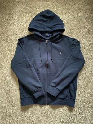Ralph Lauren Fullzip Hoodie - Riktigt fräsch och skön zip hoodie från Ralph Lauren, sparsamt använd.
