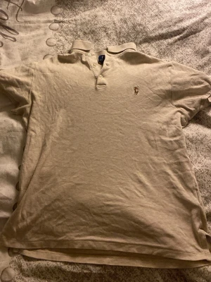 Ralph Lauren piké - Ralph Lauren piké passar dig som är runt 170/176 funkar även för lite kortare pris är ej hugget i sten lägg ett bud