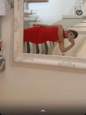 Röd två delad sett  - Säljer en snygg röd två delad sett  med figurnära passform med en hals grej. Settet  har en unik halsringning med band runt halsen och är axelbandslös. Perfekt för fest! 