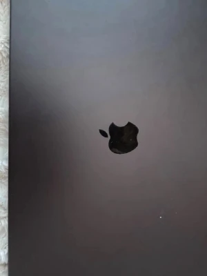 MacBook Pro 16inch  - Snygg och kraftfull MacBook Pro i mörkgrå finish. Datorn har stor skärm med notch, bakgrundsbelyst tangentbord och stor styrplatta. Några mindre repor och märken syns på locket, men i övrigt gott skick. Perfekt för både arbete och studier.