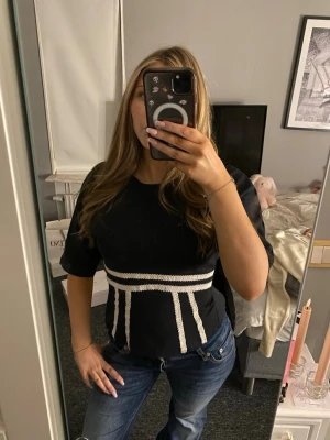 Knyt topp - Jättefin topp med trekvartsärm, broderi och knytning i ryggen, finns  som inte längre att köpa på Gina Tricot. Ny med prislapp. Tveka inte på att höra av dig om du har funderingar kring något!🫶🏻