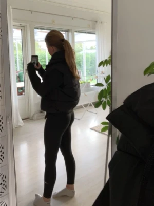 Svart väst från BikBok - Säljer en svart pufferväst från BikBok i storlek. Passar perfekt för kyligare dagar. Enkel och stilren design som är lätt att matcha.